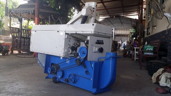 เครื่องสีข้าวกล้องเก่าญี่ปุ่น  ISEKI รุ่น 307D สภาพเครื่องดี พร้อมใช้งาน  ขนาดกระทัดรัด มีล้อลากด้านล่างทำให้เคลื่อนย้ายสะดวก