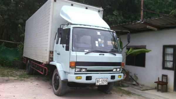 รถบรรทุก 6 ล้อใหญ่  ISUZU  ตู้แห้งยาว 7.20 ม.