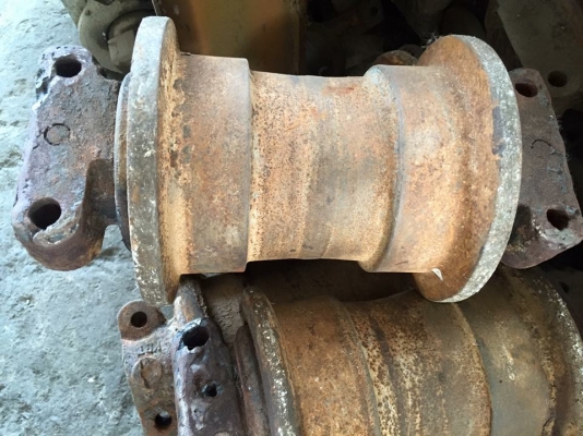 โรลเลอร์รถขุด hitachi ex 200-1 เก่าญี่ปุ่น ราคา 2,000 บาท โรลเลอร์รถขุด hitachi ex 200-1 เก่าญี่ปุ่น ราคา 2,000 บาท