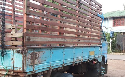 **145,000 บ. ต่อรอง/// 6ล้อ ISUZU KS-100แรง ฝาดำ เครื่องใหม่ เกียร์เดิม ช่วงล่างใหญ่ หน้า115 ท้ายF สโลวกลาง ครบ หัวเก๋งดี สีไม่สวย พ.พาวเวอร์ คัสซีเก็บงานแล้ว แข็งแรง ดี กระบะพื้นไม้คอกเกษตร 4.30ม. ยางหน้า7.50/16 หลัง 8.25/16 สภาพ65-70\% ตามสภาพ พร้อมลุย เ