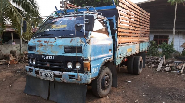 **145,000 บ. ต่อรอง/// 6ล้อ ISUZU KS-100แรง ฝาดำ เครื่องใหม่ เกียร์เดิม ช่วงล่างใหญ่ หน้า115 ท้ายF สโลวกลาง ครบ หัวเก๋งดี สีไม่สวย พ.พาวเวอร์ คัสซีเก็บงานแล้ว แข็งแรง ดี กระบะพื้นไม้คอกเกษตร 4.30ม. ยางหน้า7.50/16 หลัง 8.25/16 สภาพ65-70\% ตามสภาพ พร้อมลุย เ