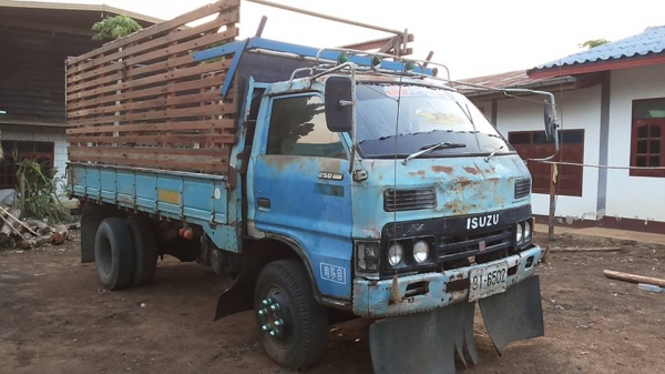 **145,000 บ. ต่อรอง/// 6ล้อ ISUZU KS-100แรง ฝาดำ เครื่องใหม่ เกียร์เดิม ช่วงล่างใหญ่ หน้า115 ท้ายF สโลวกลาง ครบ หัวเก๋งดี สีไม่สวย พ.พาวเวอร์ คัสซีเก็บงานแล้ว แข็งแรง ดี กระบะพื้นไม้คอกเกษตร 4.30ม. ยางหน้า7.50/16 หลัง 8.25/16 สภาพ65-70\% ตามสภาพ พร้อมลุย เ