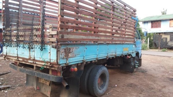 **145,000 บ. ต่อรอง/// 6ล้อ ISUZU KS-100แรง ฝาดำ เครื่องใหม่ เกียร์เดิม ช่วงล่างใหญ่ หน้า115 ท้ายF สโลวกลาง ครบ หัวเก๋งดี สีไม่สวย พ.พาวเวอร์ คัสซีเก็บงานแล้ว แข็งแรง ดี กระบะพื้นไม้คอกเกษตร 4.30ม. ยางหน้า7.50/16 หลัง 8.25/16 สภาพ65-70\% ตามสภาพ พร้อมลุย เ