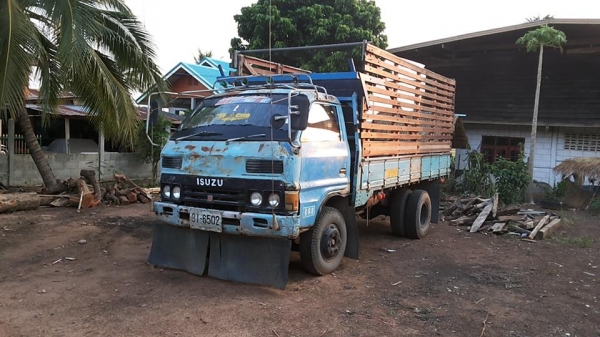 **145,000 บ. ต่อรอง/// 6ล้อ ISUZU KS-100แรง ฝาดำ เครื่องใหม่ เกียร์เดิม ช่วงล่างใหญ่ หน้า115 ท้ายF สโลวกลาง ครบ หัวเก๋งดี สีไม่สวย พ.พาวเวอร์ คัสซีเก็บงานแล้ว แข็งแรง ดี กระบะพื้นไม้คอกเกษตร 4.30ม. ยางหน้า7.50/16 หลัง 8.25/16 สภาพ65-70\% ตามสภาพ พร้อมลุย เ