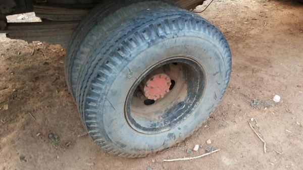 **145,000 บ. ต่อรอง/// 6ล้อ ISUZU KS-100แรง ฝาดำ เครื่องใหม่ เกียร์เดิม ช่วงล่างใหญ่ หน้า115 ท้ายF สโลวกลาง ครบ หัวเก๋งดี สีไม่สวย พ.พาวเวอร์ คัสซีเก็บงานแล้ว แข็งแรง ดี กระบะพื้นไม้คอกเกษตร 4.30ม. ยางหน้า7.50/16 หลัง 8.25/16 สภาพ65-70\% ตามสภาพ พร้อมลุย เ