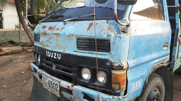 **145,000 บ. ต่อรอง/// 6ล้อ ISUZU KS-100แรง ฝาดำ เครื่องใหม่ เกียร์เดิม ช่วงล่างใหญ่ หน้า115 ท้ายF สโลวกลาง ครบ หัวเก๋งดี สีไม่สวย พ.พาวเวอร์ คัสซีเก็บงานแล้ว แข็งแรง ดี กระบะพื้นไม้คอกเกษตร 4.30ม. ยางหน้า7.50/16 หลัง 8.25/16 สภาพ65-70\% ตามสภาพ พร้อมลุย เ