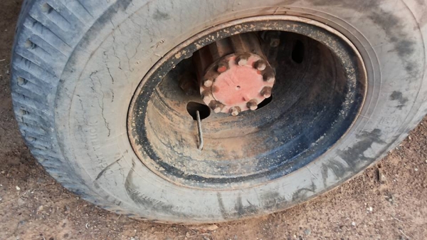 **145,000 บ. ต่อรอง/// 6ล้อ ISUZU KS-100แรง ฝาดำ เครื่องใหม่ เกียร์เดิม ช่วงล่างใหญ่ หน้า115 ท้ายF สโลวกลาง ครบ หัวเก๋งดี สีไม่สวย พ.พาวเวอร์ คัสซีเก็บงานแล้ว แข็งแรง ดี กระบะพื้นไม้คอกเกษตร 4.30ม. ยางหน้า7.50/16 หลัง 8.25/16 สภาพ65-70\% ตามสภาพ พร้อมลุย เ