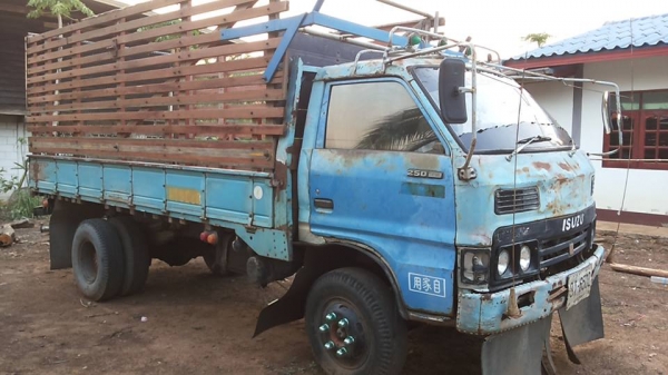 **145,000 บ. ต่อรอง/// 6ล้อ ISUZU KS-100แรง ฝาดำ เครื่องใหม่ เกียร์เดิม ช่วงล่างใหญ่ หน้า115 ท้ายF สโลวกลาง ครบ หัวเก๋งดี สีไม่สวย พ.พาวเวอร์ คัสซีเก็บงานแล้ว แข็งแรง ดี กระบะพื้นไม้คอกเกษตร 4.30ม. ยางหน้า7.50/16 หลัง 8.25/16 สภาพ65-70\% ตามสภาพ พร้อมลุย เ