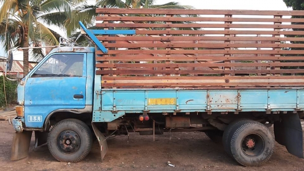 **145,000 บ. ต่อรอง/// 6ล้อ ISUZU KS-100แรง ฝาดำ เครื่องใหม่ เกียร์เดิม ช่วงล่างใหญ่ หน้า115 ท้ายF สโลวกลาง ครบ หัวเก๋งดี สีไม่สวย พ.พาวเวอร์ คัสซีเก็บงานแล้ว แข็งแรง ดี กระบะพื้นไม้คอกเกษตร 4.30ม. ยางหน้า7.50/16 หลัง 8.25/16 สภาพ65-70\% ตามสภาพ พร้อมลุย เ