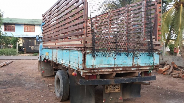 **145,000 บ. ต่อรอง/// 6ล้อ ISUZU KS-100แรง ฝาดำ เครื่องใหม่ เกียร์เดิม ช่วงล่างใหญ่ หน้า115 ท้ายF สโลวกลาง ครบ หัวเก๋งดี สีไม่สวย พ.พาวเวอร์ คัสซีเก็บงานแล้ว แข็งแรง ดี กระบะพื้นไม้คอกเกษตร 4.30ม. ยางหน้า7.50/16 หลัง 8.25/16 สภาพ65-70\% ตามสภาพ พร้อมลุย เ