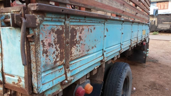 **145,000 บ. ต่อรอง/// 6ล้อ ISUZU KS-100แรง ฝาดำ เครื่องใหม่ เกียร์เดิม ช่วงล่างใหญ่ หน้า115 ท้ายF สโลวกลาง ครบ หัวเก๋งดี สีไม่สวย พ.พาวเวอร์ คัสซีเก็บงานแล้ว แข็งแรง ดี กระบะพื้นไม้คอกเกษตร 4.30ม. ยางหน้า7.50/16 หลัง 8.25/16 สภาพ65-70\% ตามสภาพ พร้อมลุย เ