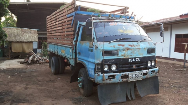 **145,000 บ. ต่อรอง/// 6ล้อ ISUZU KS-100แรง ฝาดำ เครื่องใหม่ เกียร์เดิม ช่วงล่างใหญ่ หน้า115 ท้ายF สโลวกลาง ครบ หัวเก๋งดี สีไม่สวย พ.พาวเวอร์ คัสซีเก็บงานแล้ว แข็งแรง ดี กระบะพื้นไม้คอกเกษตร 4.30ม. ยางหน้า7.50/16 หลัง 8.25/16 สภาพ65-70\% ตามสภาพ พร้อมลุย เ