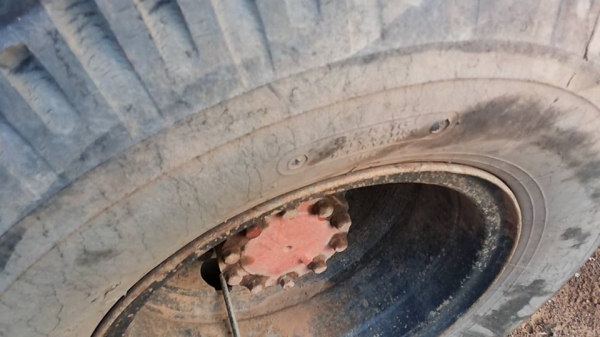 **145,000 บ. ต่อรอง/// 6ล้อ ISUZU KS-100แรง ฝาดำ เครื่องใหม่ เกียร์เดิม ช่วงล่างใหญ่ หน้า115 ท้ายF สโลวกลาง ครบ หัวเก๋งดี สีไม่สวย พ.พาวเวอร์ คัสซีเก็บงานแล้ว แข็งแรง ดี กระบะพื้นไม้คอกเกษตร 4.30ม. ยางหน้า7.50/16 หลัง 8.25/16 สภาพ65-70\% ตามสภาพ พร้อมลุย เ