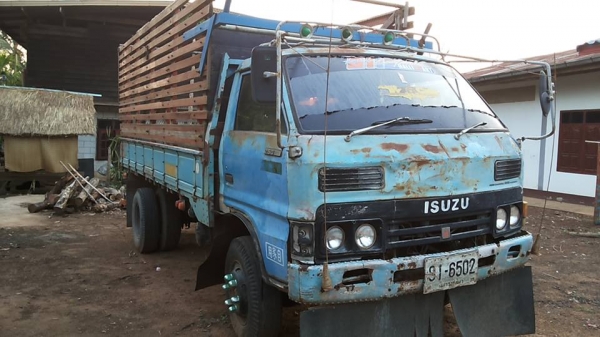 **145,000 บ. ต่อรอง/// 6ล้อ ISUZU KS-100แรง ฝาดำ เครื่องใหม่ เกียร์เดิม ช่วงล่างใหญ่ หน้า115 ท้ายF สโลวกลาง ครบ หัวเก๋งดี สีไม่สวย พ.พาวเวอร์ คัสซีเก็บงานแล้ว แข็งแรง ดี กระบะพื้นไม้คอกเกษตร 4.30ม. ยางหน้า7.50/16 หลัง 8.25/16 สภาพ65-70\% ตามสภาพ พร้อมลุย เ