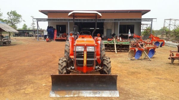 ขายรถไถคูโบต้าL3408หลังคาขาวอุปกรณ์ดันหน้าผาน6 ตราช้าง