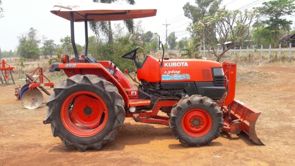 ขายรถไถคูโบต้าL3408หลังคาขาวอุปกรณ์ดันหน้าผาน6 ตราช้าง