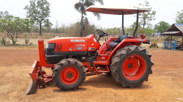 ขายรถไถคูโบต้าL3408หลังคาขาวอุปกรณ์ดันหน้าผาน6 ตราช้าง