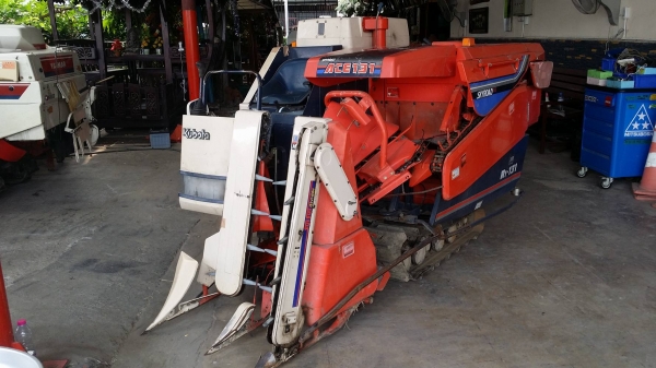 รถเกี่ยวข้าวพร้อมนวดข้าวในตัว แบบนั่งขับ เก่าญี่ปุ่น  KUBOTA   รุ่น  R1-131 เกี่ยวข้าว 2 แถว เครื่องยนต์ดีเซล