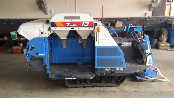 รถเกี่ยวข้าวพร้อมนวดข้าวในตัว แบบนั่งขับ เก่าญี่ปุ่น  ISEKI รุ่น  FRONTIER 13 เกี่ยวข้าว 2 แถว มีชุดสับฟาง  สภาพสวย