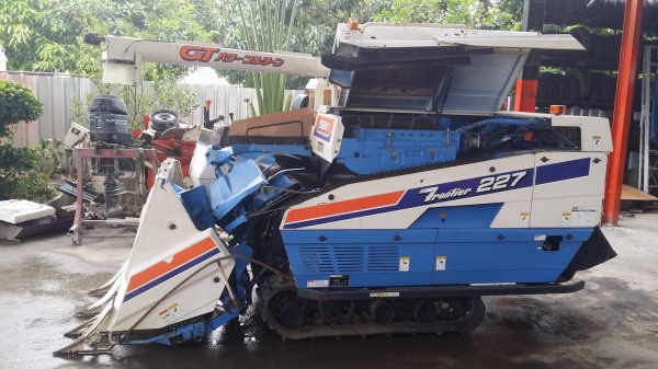 รถเกี่ยวข้าวพร้อมนวดข้าวในตัว แบบนั่งขับ เก่าญี่ปุ่น  ISEKI  รุ่น FRONTIER 227 เกี่ยวข้าว 3 แถว เครื่องยนต์ 3