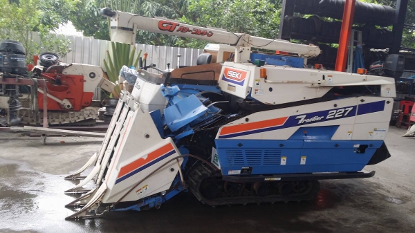 รถเกี่ยวข้าวพร้อมนวดข้าวในตัว แบบนั่งขับ เก่าญี่ปุ่น  ISEKI  รุ่น FRONTIER 227 เกี่ยวข้าว 3 แถว เครื่องยนต์ 3