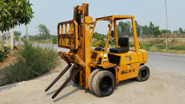 ขายด่วนรถยกKOMATSU FD20-8ดีเซลยก2ตันเสาสูง3เมตรงากะดกได้ยางหน้าคู้รถนอกนำเข้ายังไม่เคยใช้งานในเมืองไทยเลย