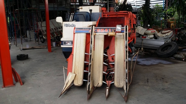 รถเกี่ยวข้าวพร้อมนวดข้าวในตัว แบบนั่งขับ เก่าญี่ปุ่น  KUBOTA  รุ่น  R1-241 เกี่ยวข้าว 3 แถว เครื่องยนต์ดีเซล
