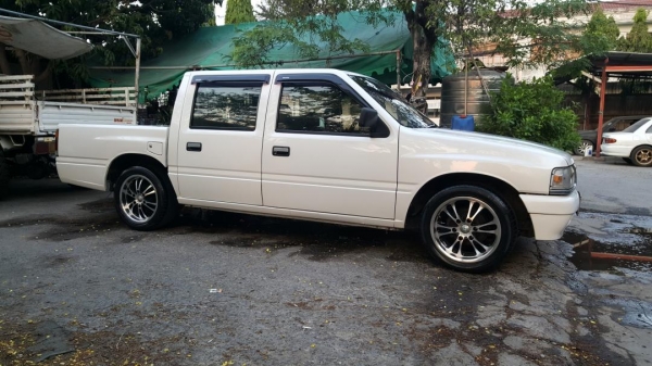 ขายอีซูซุ เครื่อง 2500 ดีเซล 4 ประตู พวงมาลัยพาวเวอร์ รถสวยพร้อมใช้