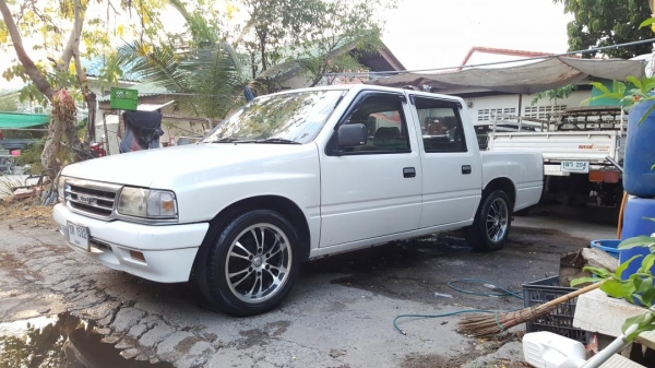 ขายอีซูซุ เครื่อง 2500 ดีเซล 4 ประตู พวงมาลัยพาวเวอร์ รถสวยพร้อมใช้