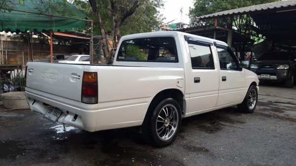 ขายอีซูซุ เครื่อง 2500 ดีเซล 4 ประตู พวงมาลัยพาวเวอร์ รถสวยพร้อมใช้