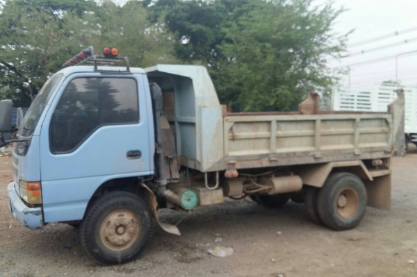 หกล้อ อีซุซุ NPR120ปี41ดั้มกะบะสามมิต สภาพดีสวยเดิมๆพร้อมใช้งาน ทะเบียนพร้อมโอน