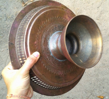 พานทองเหลืองแก่นาก ลวดลายเทพพนม ตอกดุนลายด้วยมือ Handmade  กว้าง 12.5 นิ้ว x สูง 5.5 นิ้ว