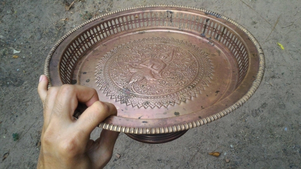 พานทองเหลืองแก่นาก ลวดลายเทพพนม ตอกดุนลายด้วยมือ Handmade  กว้าง 12.5 นิ้ว x สูง 5.5 นิ้ว