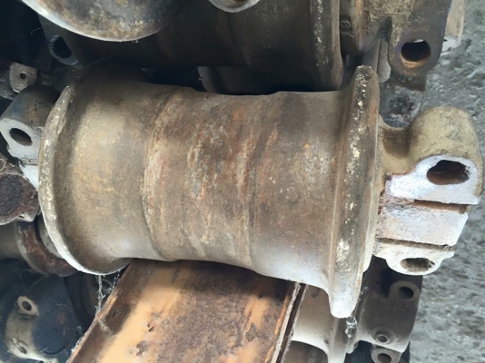 โรลเลอร์นถขุด kobelco sk200-3 เก่าญี่ปุ่น ราคา 2,000 บาท โรลเลอร์นถขุด kobelco sk200-3 เก่าญี่ปุ่น ราคา 2,000 บาท