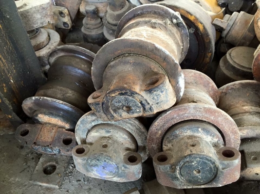 โรลเลอร์รถขุด kobelco SK120-3-5 เก่าญี่ปุ่น ราคา 1,800 บาท โรลเลอร์รถขุด kobelco SK120-3-5 เก่าญี่ปุ่น ราคา 1,800 บาท