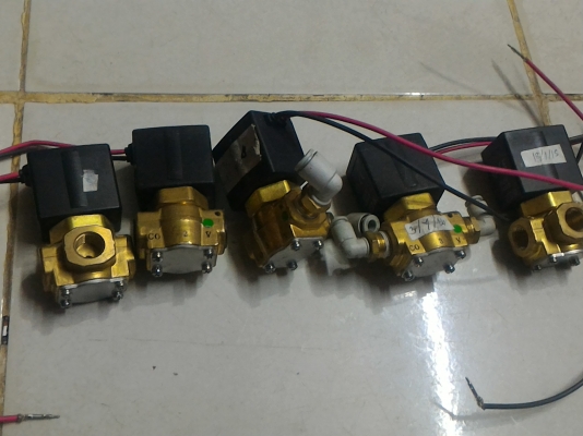 โซลินอยด์วาล์วยี่ห้อ SMC เอนกประสงค์ใช้ได้กับงานทุกประเภทขนาด 4 หุน 3 ทาง ใช้ไฟ 24 V.