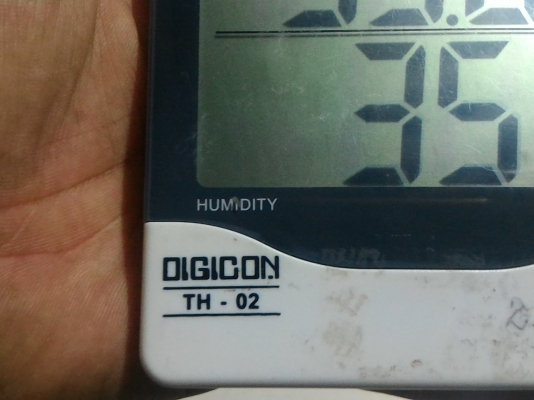 เครื่องวัดอุณหภูมิและความชื่นแสดงผลเป็นตัวเลขแบบติดผนังในอาคาร ใช้พลังงานจากถ่านก้อนเดียว