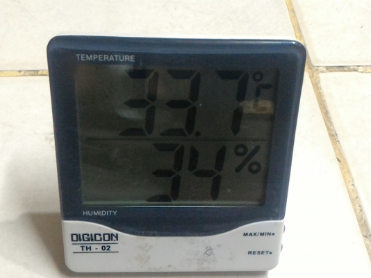 เครื่องวัดอุณหภูมิและความชื่นแสดงผลเป็นตัวเลขแบบติดผนังในอาคาร ใช้พลังงานจากถ่านก้อนเดียว