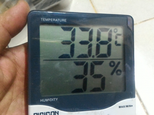 เครื่องวัดอุณหภูมิและความชื่นแสดงผลเป็นตัวเลขแบบติดผนังในอาคาร ใช้พลังงานจากถ่านก้อนเดียว