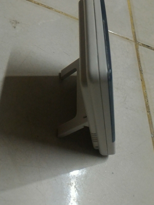 เครื่องวัดอุณหภูมิและความชื่นแสดงผลเป็นตัวเลขแบบติดผนังในอาคาร ใช้พลังงานจากถ่านก้อนเดียว