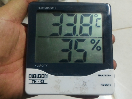 เครื่องวัดอุณหภูมิและความชื่นแสดงผลเป็นตัวเลขแบบติดผนังในอาคาร ใช้พลังงานจากถ่านก้อนเดียว