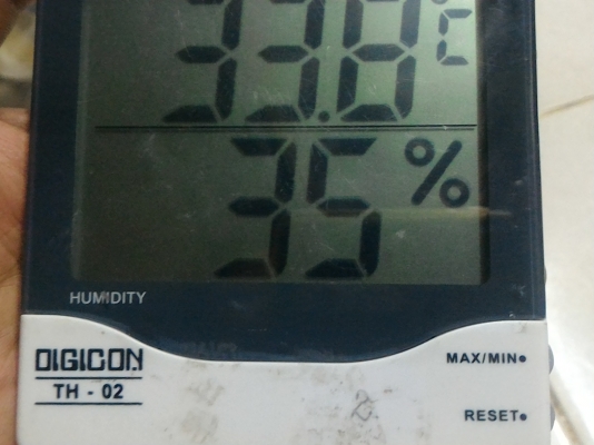 เครื่องวัดอุณหภูมิและความชื่นแสดงผลเป็นตัวเลขแบบติดผนังในอาคาร ใช้พลังงานจากถ่านก้อนเดียว