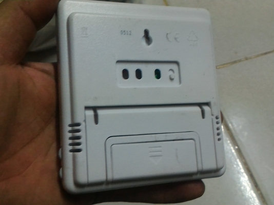 เครื่องวัดอุณหภูมิและความชื่นแสดงผลเป็นตัวเลขแบบติดผนังในอาคาร ใช้พลังงานจากถ่านก้อนเดียว