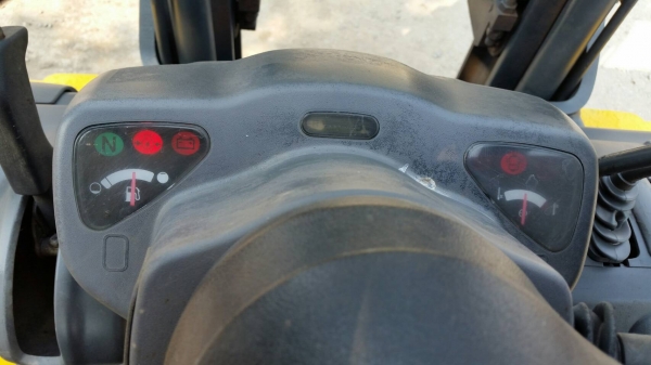 ขายด่วนรถยกKOMATSUดีเซล FD25-16ยก2.5ตันเสาสูง3เมตรยางหน้าคู้ชั่วโม่งทำงานน้อยรถนอกเพิ่งนำเข้ามายังไม่เคยใช้งานในเมืองไทยเลย