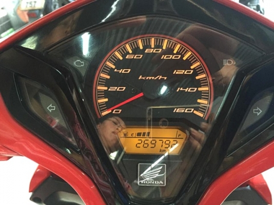 CLICK 125 i สีขาวแดง เครื่องยนต์แรงด้วย 125 cc.หัวฉีด PGM-FI ประหยัดน้ำมัน แถม 4 รายการ