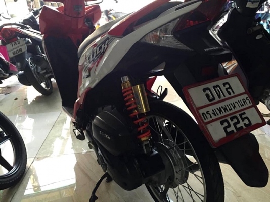 CLICK 125 i สีขาวแดง เครื่องยนต์แรงด้วย 125 cc.หัวฉีด PGM-FI ประหยัดน้ำมัน แถม 4 รายการ