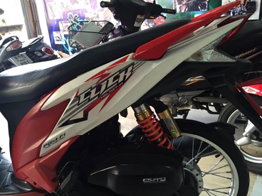 CLICK 125 i สีขาวแดง เครื่องยนต์แรงด้วย 125 cc.หัวฉีด PGM-FI ประหยัดน้ำมัน แถม 4 รายการ