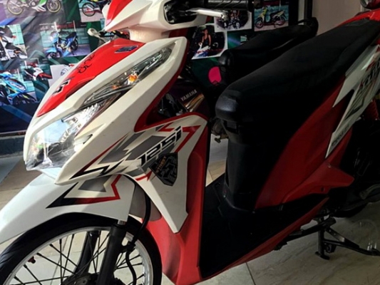 CLICK 125 i สีขาวแดง เครื่องยนต์แรงด้วย 125 cc.หัวฉีด PGM-FI ประหยัดน้ำมัน แถม 4 รายการ