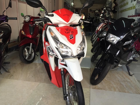 CLICK 125 i สีขาวแดง เครื่องยนต์แรงด้วย 125 cc.หัวฉีด PGM-FI ประหยัดน้ำมัน แถม 4 รายการ
