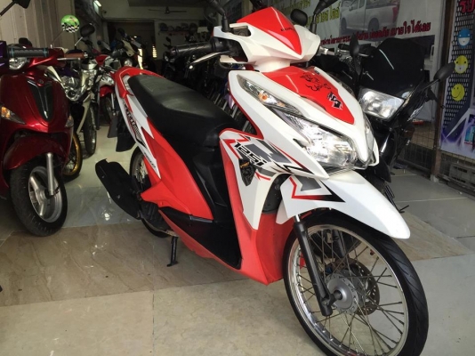 CLICK 125 i สีขาวแดง เครื่องยนต์แรงด้วย 125 cc.หัวฉีด PGM-FI ประหยัดน้ำมัน แถม 4 รายการ